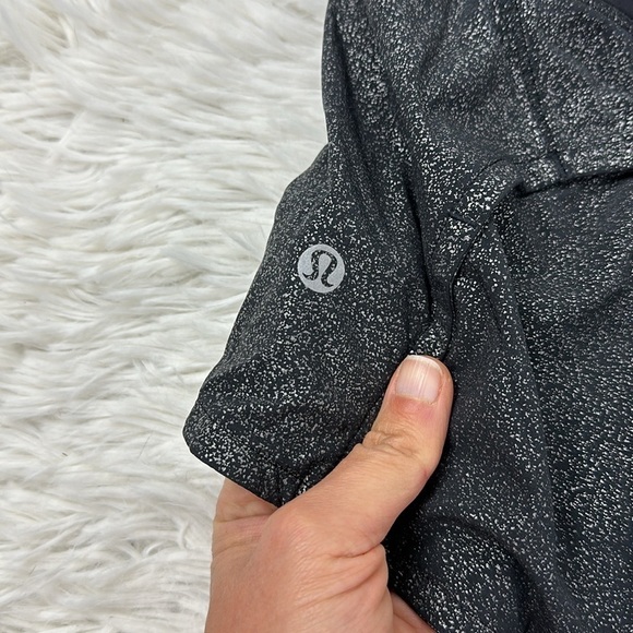 Lululemon Run Times Short II 4" Luminosity Foil Print Black Silver / Black - Picture 4 of 6